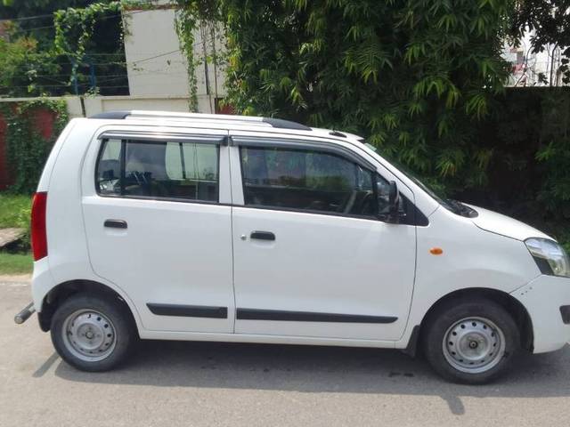 https://images10.gaadi.com/usedgaadi-sellcar/UsedCar/10238628-fc99-4751-8b57-6732f87c7d31/89e123f9-9bb0-4cd4-9f5d-9743e5ce718e.jpg?imwidth=6401