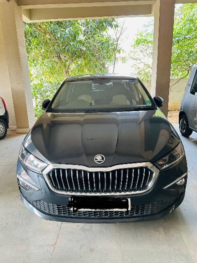 https://images10.gaadi.com/usedgaadi-sellcar/UsedCar/11aba945-a876-422d-a60e-27848d3f6bda/9164985f-279e-429f-965c-88172d13e57a.jpg?imwidth=6400