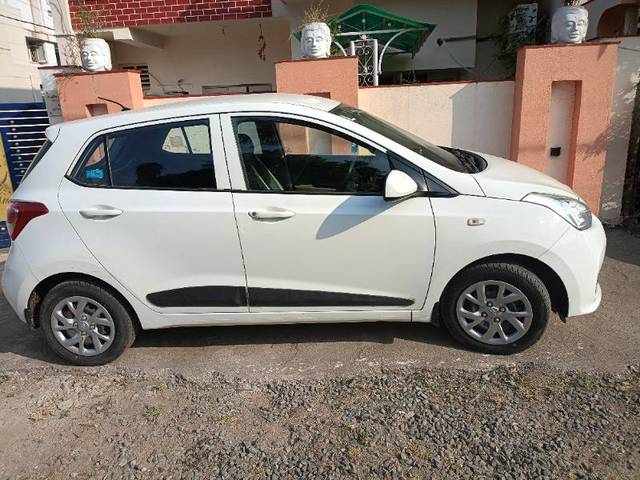 https://images10.gaadi.com/usedgaadi-sellcar/UsedCar/15854945-f54c-45be-baa6-771cb8f7ff74/68eab7b7-3156-4dcb-a01a-bd2e65577326.jpg?imwidth=6400