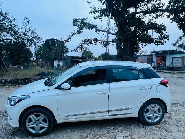 https://images10.gaadi.com/usedgaadi-sellcar/UsedCar/158ca481-0d4c-4952-be85-68410d14c2cb/62ee6cfa-2569-4cfc-ba38-a1b6b20e5702.jpeg?imwidth=6402