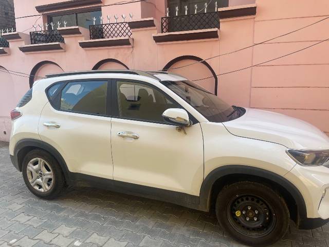 https://images10.gaadi.com/usedgaadi-sellcar/UsedCar/15c18f11-952a-49f7-8705-3c36b0725328/9575d8b8-cbd5-46af-a61d-2a9c74e072b0.jpg?imwidth=6401