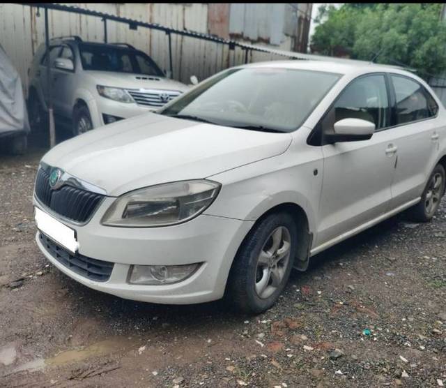 https://images10.gaadi.com/usedgaadi-sellcar/UsedCar/16983dd0-4bb2-420d-8725-c62b6ed5414f/0f8b9b15-b49d-4675-b238-e9a4b235a349.jpg?imwidth=6401