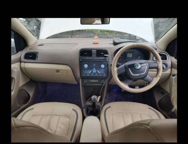 https://images10.gaadi.com/usedgaadi-sellcar/UsedCar/16983dd0-4bb2-420d-8725-c62b6ed5414f/45d0d298-9f96-43f7-9087-1eb05744155e.jpg?imwidth=6402