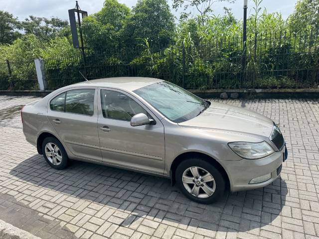 https://images10.gaadi.com/usedgaadi-sellcar/UsedCar/16d49e86-2b4a-4812-87f9-cf7dbdbc8fa4/ae5993e5-016d-460f-ab7d-a8ad2d26126e.jpg?imwidth=6400