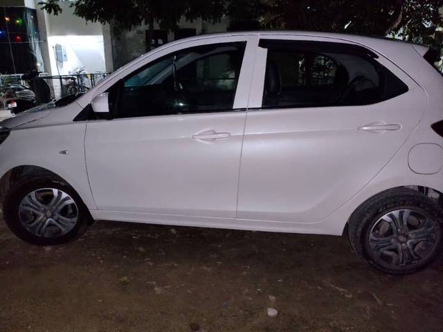 https://images10.gaadi.com/usedgaadi-sellcar/UsedCar/172d275a-f022-44d6-82a0-1338843a085b/f77b4019-bc4f-476d-a303-aa08af2c1b76.jpg?imwidth=6402