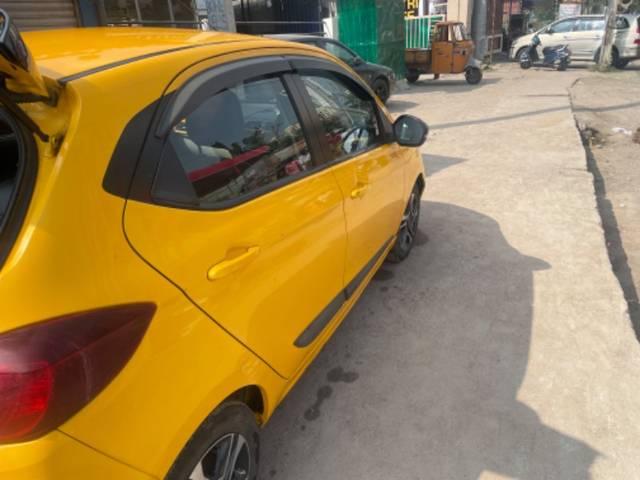 https://images10.gaadi.com/usedgaadi-sellcar/UsedCar/17969201-7962-46bf-92ee-a0362456a95f/87136885-b7a4-4010-9660-c382467a740b.jpg?imwidth=6402