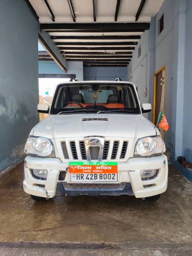 https://images10.gaadi.com/usedgaadi-sellcar/UsedCar/17aebdd5-e689-4601-b971-8e326c4aca7a/716c3949-cf75-4360-955f-673db4e4b59e.jpg?imwidth=6400