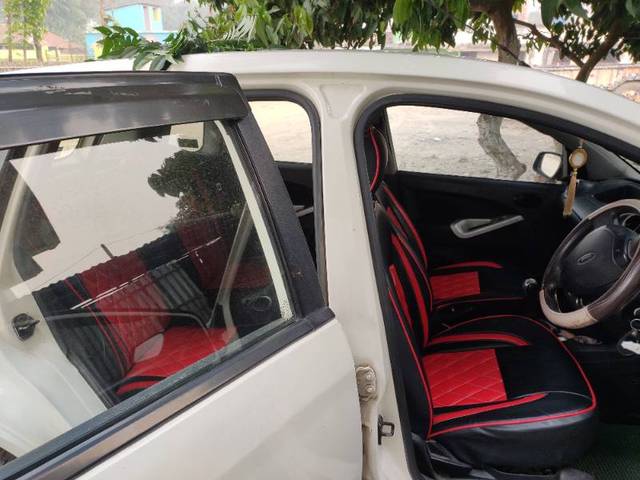 https://images10.gaadi.com/usedgaadi-sellcar/UsedCar/17b0922f-90c0-4b42-9a2d-a359f0d8cf3f/78945c74-136f-4d77-af1d-04392e182fb4.jpg?imwidth=6401