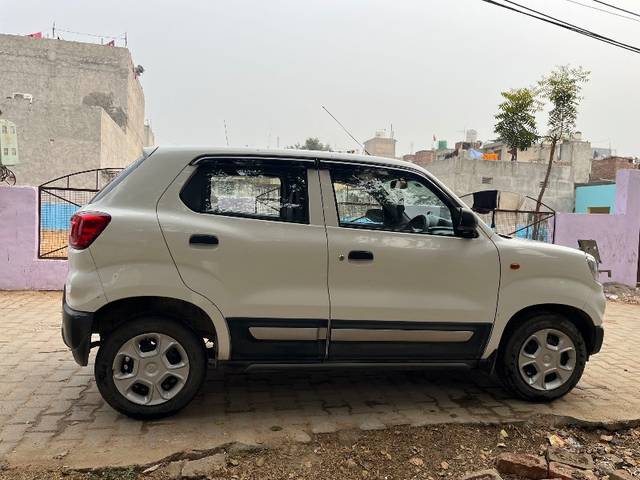 https://images10.gaadi.com/usedgaadi-sellcar/UsedCar/186b1605-9296-48f3-819c-f621d2a4e465/6177b946-7066-4838-ba29-9ccd37f35eba.jpg?imwidth=6401