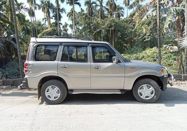 https://images10.gaadi.com/usedgaadi-sellcar/UsedCar/18c0b406-329d-4ea9-a116-a9a48738e83b/af2c3b35-fbf5-46db-bf96-91612e64c116.jpeg?imwidth=6401