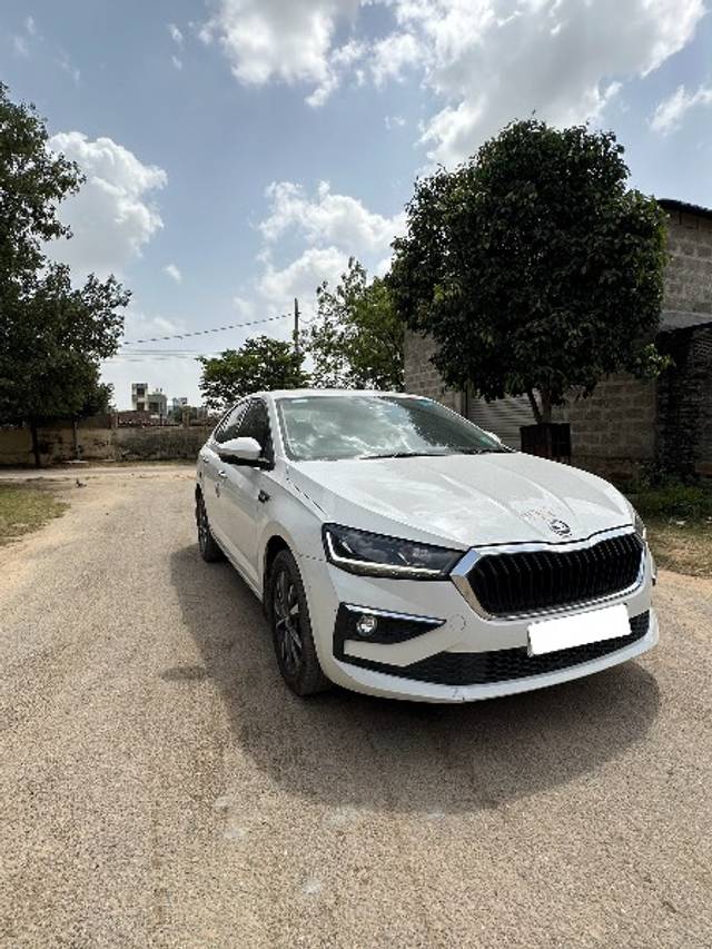 https://images10.gaadi.com/usedgaadi-sellcar/UsedCar/1909a641-6dd0-4194-af54-cb1850595bcf/dc950a56-42f2-464a-9f5a-6e488ba71c45.jpeg?imwidth=6400