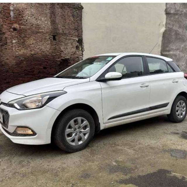 https://images10.gaadi.com/usedgaadi-sellcar/UsedCar/193d9295-a5a1-4160-807c-23b7b45f4e18/da40f20a-f70b-464b-9a6e-5ba9c1267379.jpg?imwidth=6400