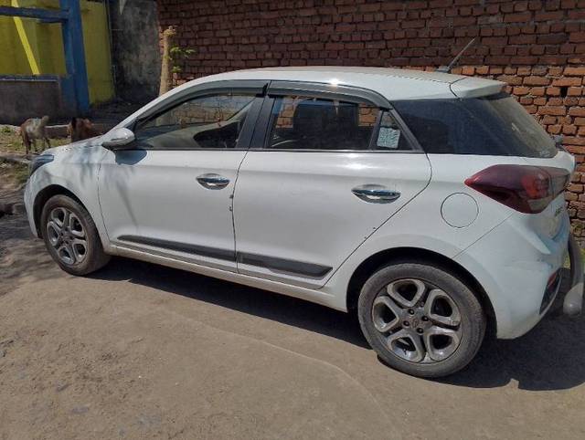 https://images10.gaadi.com/usedgaadi-sellcar/UsedCar/19445a95-639a-4c2a-9eb8-2c83cb84fec5/d2bc5d78-295f-48f6-90db-edfaf3306ee2.jpg?imwidth=6402