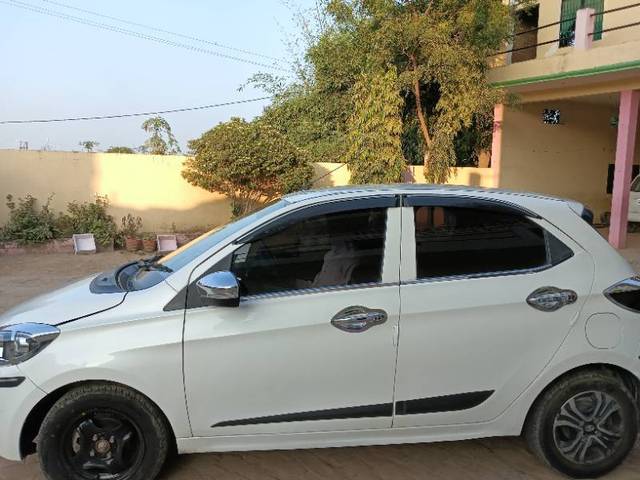 https://images10.gaadi.com/usedgaadi-sellcar/UsedCar/19aa9594-bee6-4274-8995-b36c86b71582/70bc2448-76c0-4c02-b169-5e2e135d955e.jpg?imwidth=6400