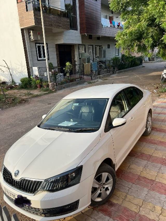 https://images10.gaadi.com/usedgaadi-sellcar/UsedCar/1a06f2ef-1e6c-46b5-81d3-60de0bda2079/aead8150-fdb2-40dd-8c04-5fbd1d14653b.jpeg?imwidth=6402