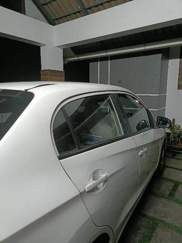 https://images10.gaadi.com/usedgaadi-sellcar/UsedCar/1a14ad14-f528-482e-a63d-6f38ef09d8d5/4f27ad8e-e018-4b74-895a-aafe056d2bfc.jpg?imwidth=6402