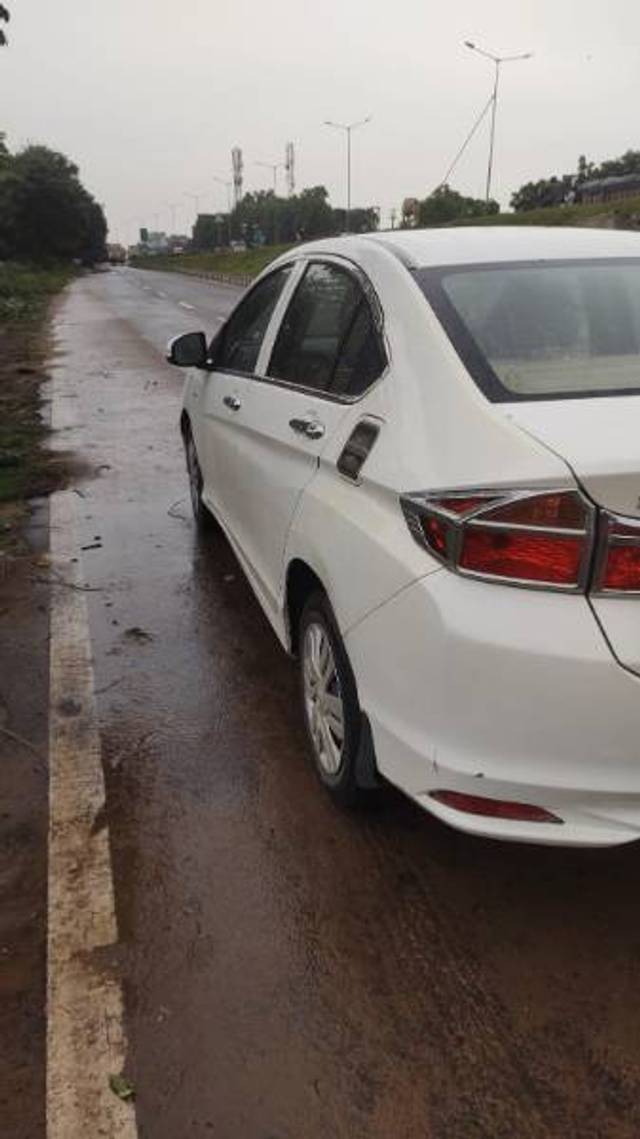 https://images10.gaadi.com/usedgaadi-sellcar/UsedCar/1af89e6a-262e-4588-8436-9a12eeab8663/5715c64a-3577-41ba-8e23-6e2e809da7b6.jpg?imwidth=6400