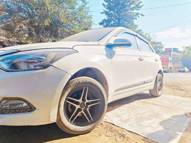 https://images10.gaadi.com/usedgaadi-sellcar/UsedCar/1b6bae37-bbd1-4a8c-a069-00b47f6577ea/0a228d62-d3d8-4e5d-9c2e-7eedfe728876.jpg?imwidth=6402