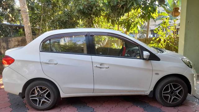 https://images10.gaadi.com/usedgaadi-sellcar/UsedCar/1bf3a8a7-970c-4c11-ae5e-5b2a69c3b940/dbe0aef6-22a5-450f-9c59-6ac87e339f35.jpg?imwidth=6401