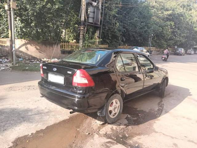 https://images10.gaadi.com/usedgaadi-sellcar/UsedCar/1c4e5cc6-e409-42e2-8df1-e40e970ac702/5a5cbb53-4451-4c24-98c5-ab62e4c28fea.jpg?imwidth=6401