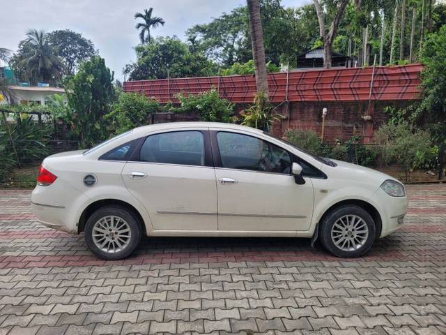 https://images10.gaadi.com/usedgaadi-sellcar/UsedCar/1cb15f70-0975-4db7-988a-696695566e0c/4e57b9c9-0922-4b74-9850-f60397eb6bb8.jpg?imwidth=6401