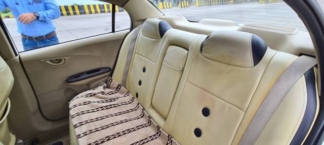 https://images10.gaadi.com/usedgaadi-sellcar/UsedCar/1d9ef544-4398-4748-8852-d65cafa65d71/4a03c7a0-1e0e-4b79-95e5-f937f0466fef.jpg?imwidth=6402