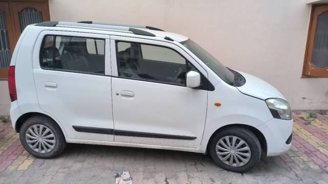 https://images10.gaadi.com/usedgaadi-sellcar/UsedCar/1e018fb2-1b80-43ee-811a-1098b0a4f33d/0f2e72f9-bbee-41d3-b03e-de43ca77b3d4.jpg?imwidth=6401