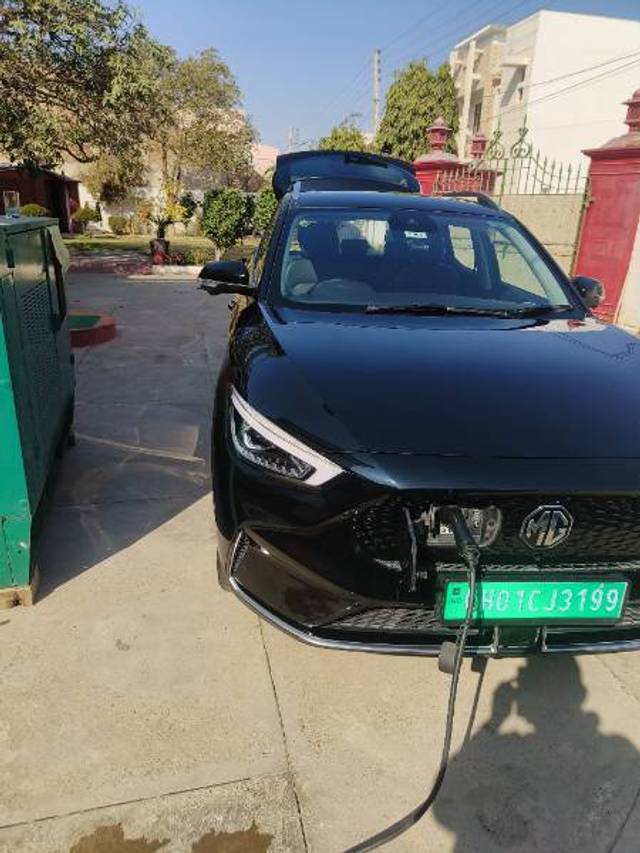 https://images10.gaadi.com/usedgaadi-sellcar/UsedCar/1e39d346-7ede-4c35-bfc1-d75607d61e4e/9d75a797-1f25-4961-8007-9d464f5b02c3.jpg?imwidth=6401