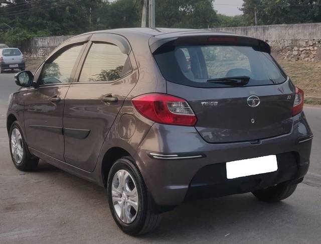 https://images10.gaadi.com/usedgaadi-sellcar/UsedCar/1e7bc14d-eb67-4f77-81ee-a019a59af373/1a335ea0-fe9f-4b27-a6ad-38c9eb0d5d86.jpg?imwidth=6402