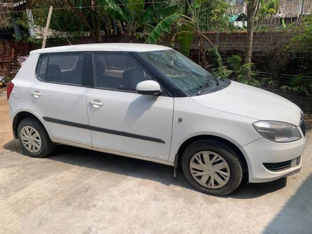 https://images10.gaadi.com/usedgaadi-sellcar/UsedCar/1ee8edd5-de81-42da-b3f7-fa33babccab3/9220fc87-c804-484e-8790-41075a743c95.jpeg?imwidth=6400