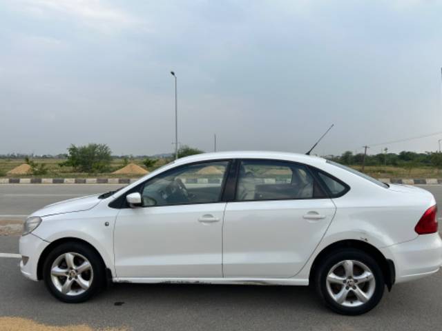 https://images10.gaadi.com/usedgaadi-sellcar/UsedCar/2007abef-645a-4d53-87fa-f2092506d40b/84c972b9-8a06-4877-8368-30d498268c02.jpeg?imwidth=6402