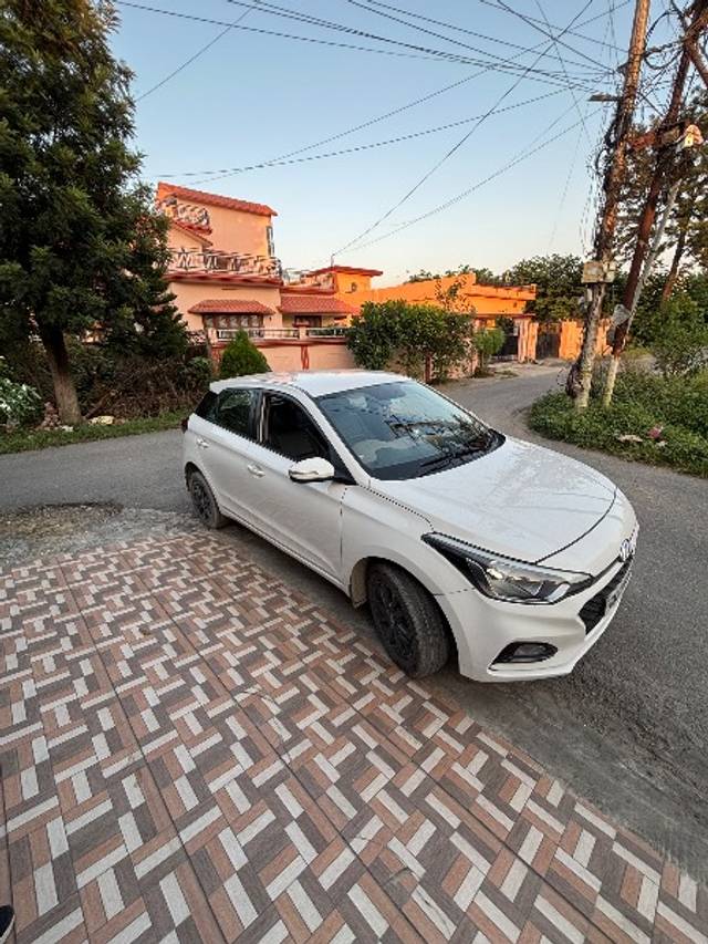 https://images10.gaadi.com/usedgaadi-sellcar/UsedCar/20636663-f237-42ff-8022-7986ecde2405/e092f86a-29c2-45ab-8ee7-976c6d9263e4.jpeg?imwidth=6400