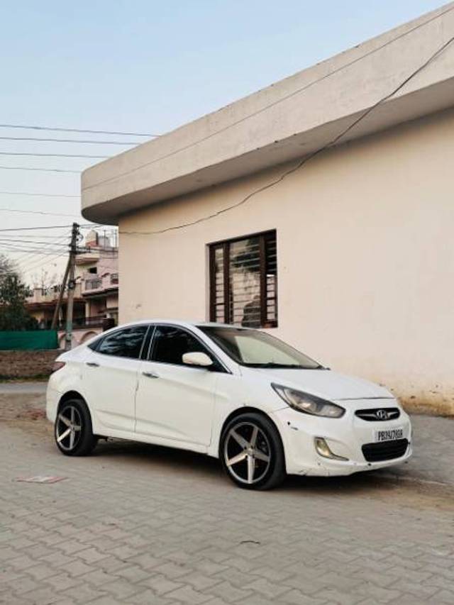 https://images10.gaadi.com/usedgaadi-sellcar/UsedCar/207cf3cc-c5b1-444a-aaa7-309797dee33a/286f059d-9140-448b-83b3-70d63562146a.jpg?imwidth=6400