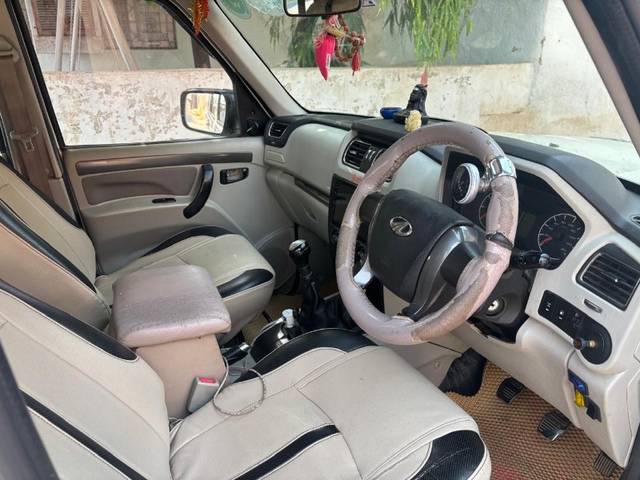 https://images10.gaadi.com/usedgaadi-sellcar/UsedCar/21f1b9a3-88f4-405f-8cc1-e32df7cedb99/93ec3158-7bad-4ebc-ab44-1a619c56596d.jpg?imwidth=6402