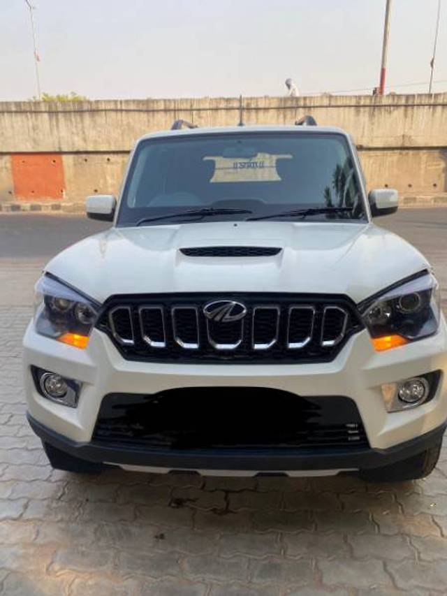 https://images10.gaadi.com/usedgaadi-sellcar/UsedCar/2306bae4-4679-4f9c-8103-7d37fb88da60/5266ea86-b649-457a-9738-35ae9ca4e412.jpg?imwidth=6400