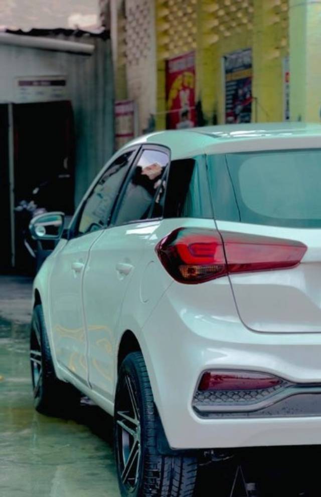 https://images10.gaadi.com/usedgaadi-sellcar/UsedCar/2467dbac-4dbc-45ed-ba56-34f9e19678cc/43c64c8a-5f64-41db-bcbc-2edfc475e3f8.jpeg?imwidth=6401