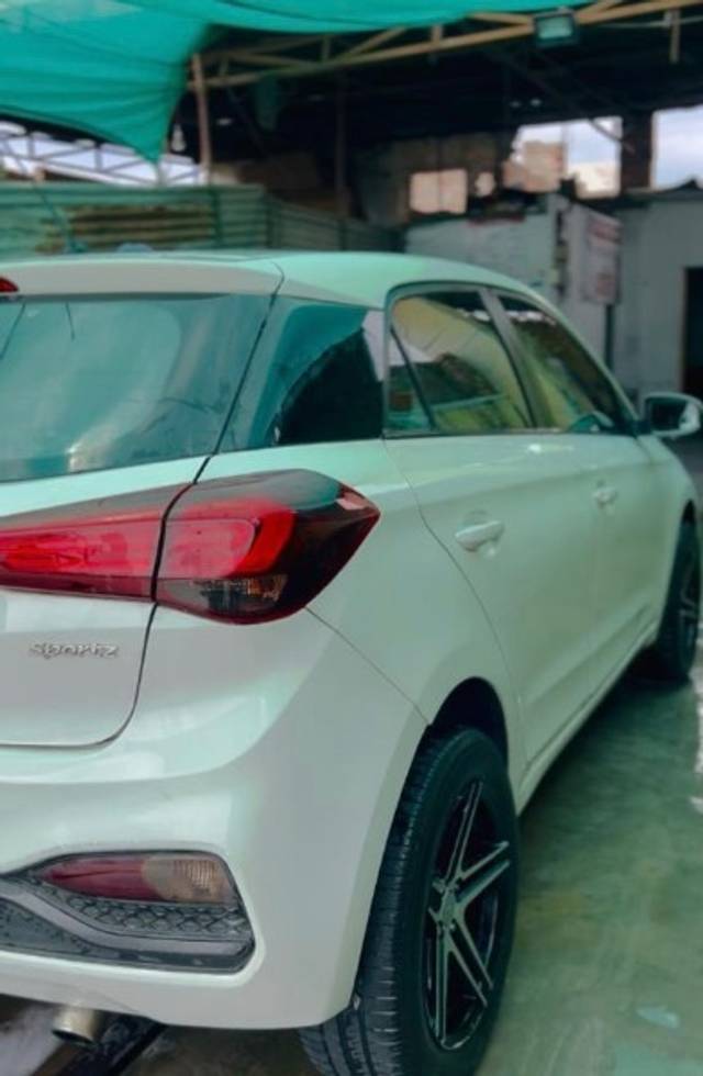 https://images10.gaadi.com/usedgaadi-sellcar/UsedCar/2467dbac-4dbc-45ed-ba56-34f9e19678cc/c23c9e25-63e1-4253-bdc9-620890fd7745.jpeg?imwidth=6402