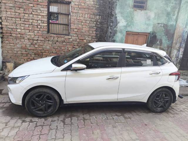 https://images10.gaadi.com/usedgaadi-sellcar/UsedCar/247f4fdb-5b16-4b5f-94ae-542a3eb22ed1/061de86b-e5c6-49ac-9b64-d796a8cc951c.jpg?imwidth=6400