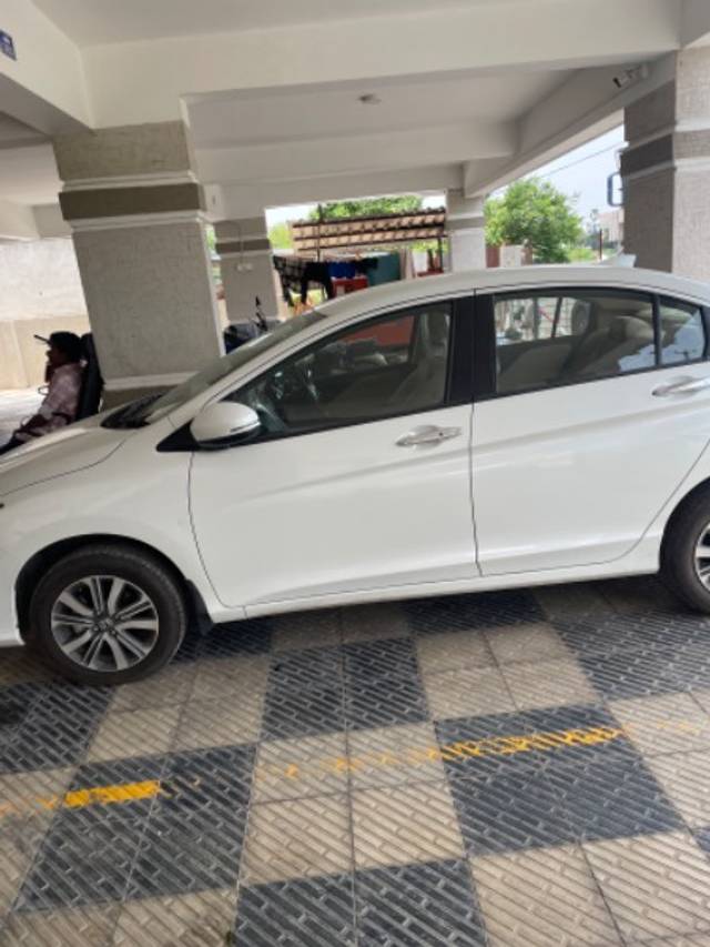 https://images10.gaadi.com/usedgaadi-sellcar/UsedCar/255746cd-bc70-4f57-9175-8c66909cf134/d8e723d9-3db3-4175-8ab0-71489f62f674.jpeg?imwidth=6402