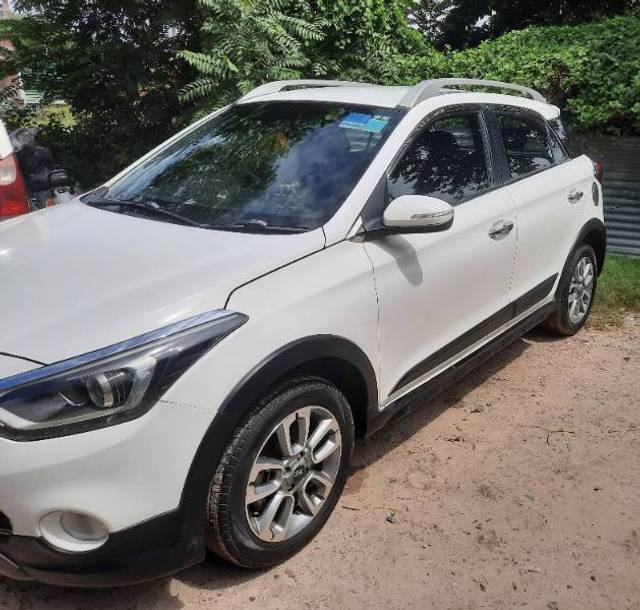 https://images10.gaadi.com/usedgaadi-sellcar/UsedCar/258e378a-b2a6-4f61-86d6-13cbbadcfd0e/722d6814-924d-4fc7-a4d3-37dc84e217e1.jpg?imwidth=6400
