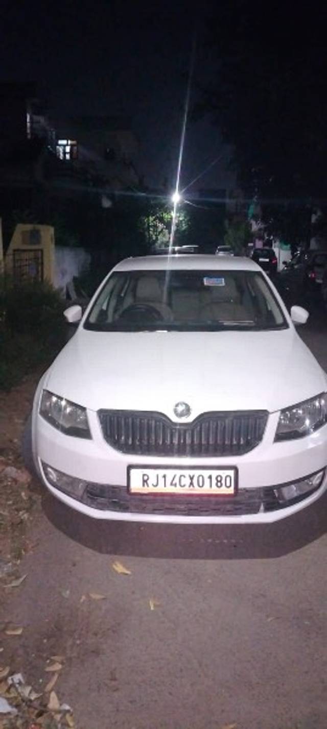 https://images10.gaadi.com/usedgaadi-sellcar/UsedCar/2857e609-0e00-4dbf-875c-08026784f335/e12d3c22-00a0-49fa-8476-fff736b1aea7.jpeg?imwidth=6401