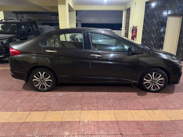 https://images10.gaadi.com/usedgaadi-sellcar/UsedCar/299b3061-d28f-4818-894d-6edffbcac841/be26d33a-b2f7-4bfc-86c5-efa511803772.jpeg?imwidth=6401
