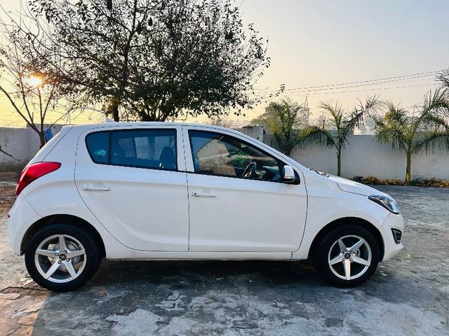 https://images10.gaadi.com/usedgaadi-sellcar/UsedCar/29b6add7-dcd3-4f24-9818-23917b7a1824/8d97b952-cc14-401d-9189-944e0487deb6.jpeg?imwidth=6401