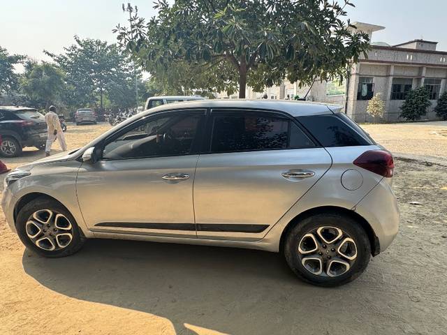 https://images10.gaadi.com/usedgaadi-sellcar/UsedCar/29cbe514-aa1c-40d8-9b7d-ac414264048f/4255e246-0b46-451e-8752-e07b270e5715.jpg?imwidth=6402