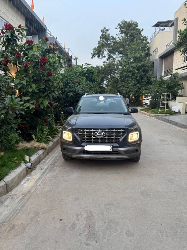 https://images10.gaadi.com/usedgaadi-sellcar/UsedCar/2ac5d6c6-611c-4911-ae09-3e9b57a12b71/aa97b22f-2496-445f-b3a5-409f5c635295.jpg?imwidth=6400