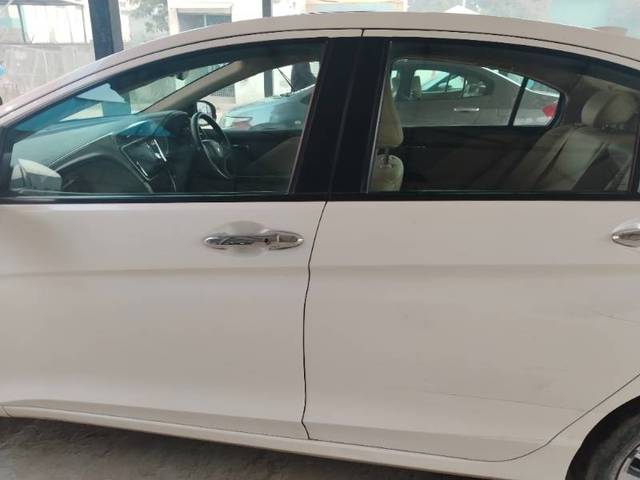 https://images10.gaadi.com/usedgaadi-sellcar/UsedCar/2b13edeb-50dd-455c-b43d-85424b06a3c2/270b117e-70ba-4e38-805b-5840b794278d.jpg?imwidth=6401