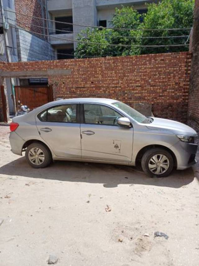 https://images10.gaadi.com/usedgaadi-sellcar/UsedCar/2bd920af-be3a-49c6-b96e-285a0a5a538d/be3e9d01-177b-4458-92a7-8a29611acebb.jpg?imwidth=6401