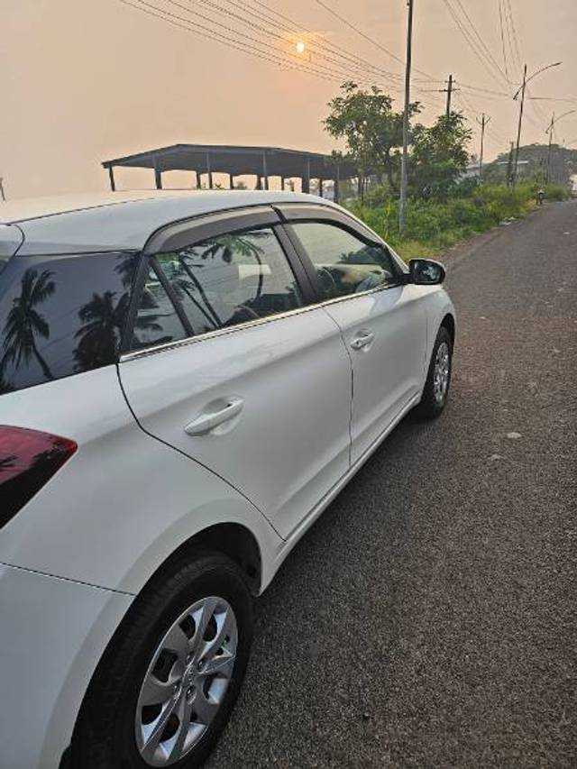 https://images10.gaadi.com/usedgaadi-sellcar/UsedCar/2be315ef-8dd6-4539-84fd-1cadea890339/65b05bce-b939-4ee6-a1ca-d62705e1f50d.jpg?imwidth=6401