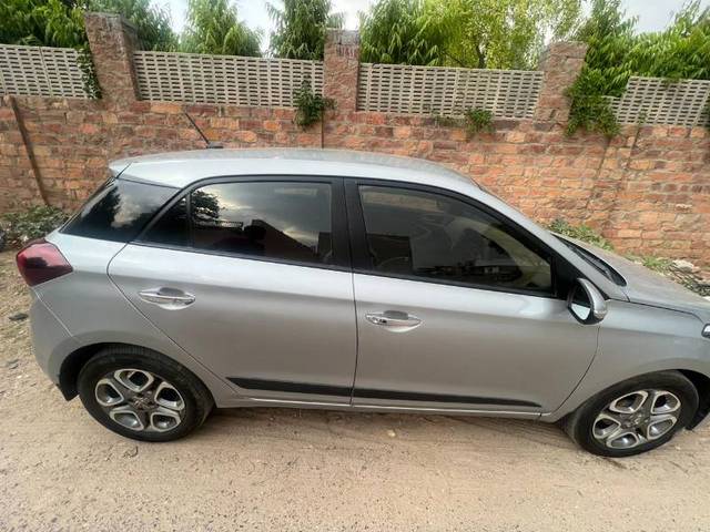 https://images10.gaadi.com/usedgaadi-sellcar/UsedCar/2c1cb178-09c4-4146-a9ae-b83bde22f8c9/efed1ee1-51c2-4d81-9cbb-041f5a54a523.jpg?imwidth=6401