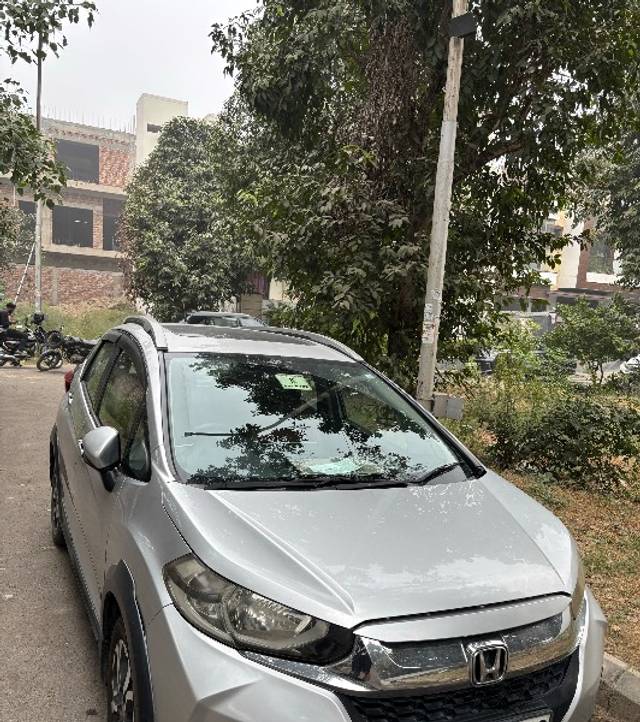 https://images10.gaadi.com/usedgaadi-sellcar/UsedCar/2d4c2ddf-742e-47f5-aa6e-6386995cd506/bb7a4603-9988-41ba-9433-d04422b2b3dc.jpeg?imwidth=6401